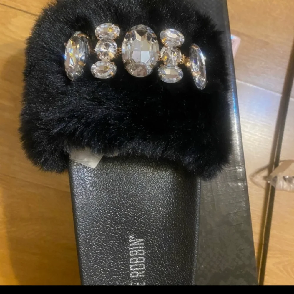 Sandals - Picture 1 of 6